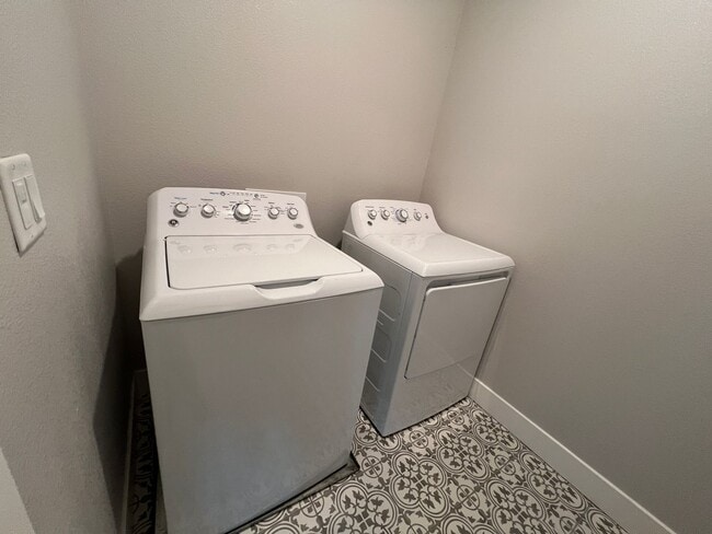 Building Photo - Beautiful Blackpines Community Three Bedroom