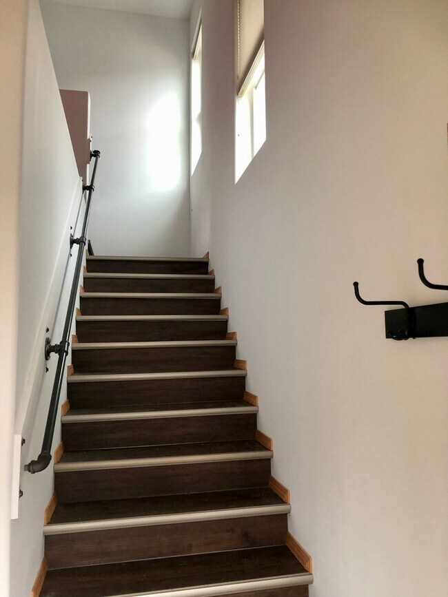 Building Photo - 3 Bedroom Townhouse in Poulsbo