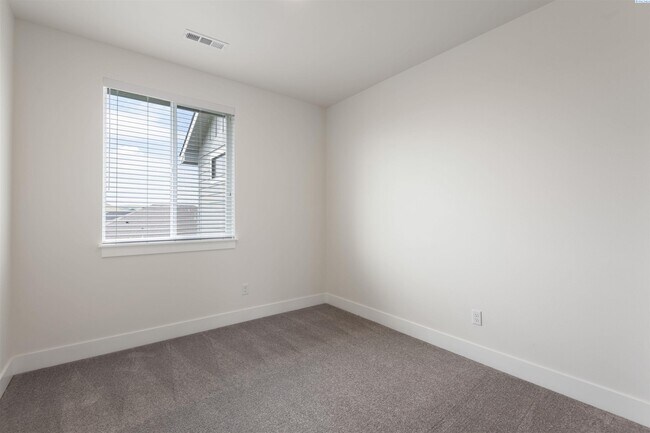 Building Photo - Generational suite w/separate entrance!