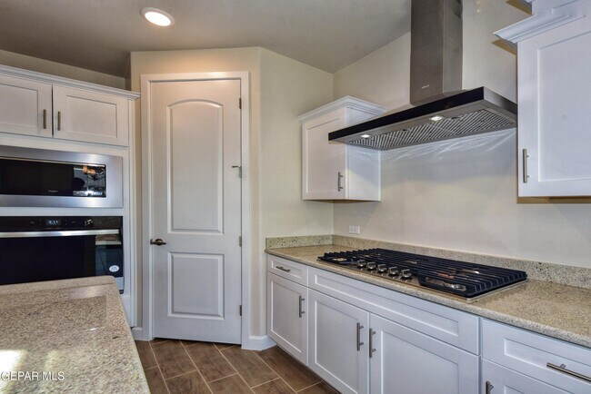 Building Photo - 705 Paseo De La Reina St