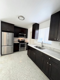 Building Photo - 626 W 17th St