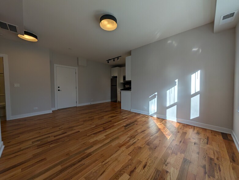 Building Photo - 648 W Wrightwood Ave
