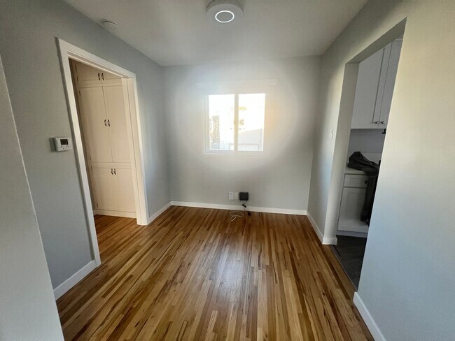 Building Photo - Sheldon St.