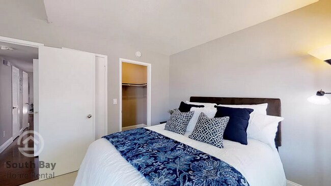 Building Photo - 3BD/1.5BA - Updated Townhouse with Modern ...