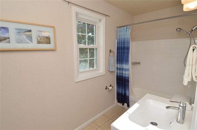 Building Photo - 3889 Pompano Dr SE