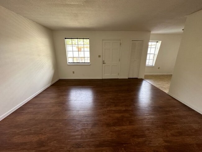 Building Photo - 3830 Country Club Rd