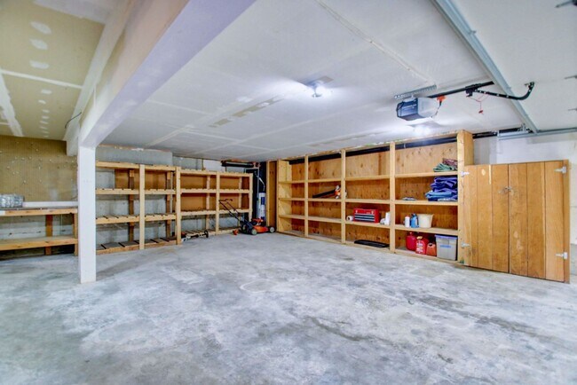 Building Photo - Lovely Clinton Home with Great Light and P...