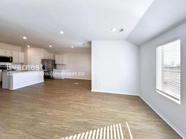 Building Photo - 4 Bed/2 Bath Home with 2-Car Garage / Pet-Friendly / Vouchers Accepted / Available Now!