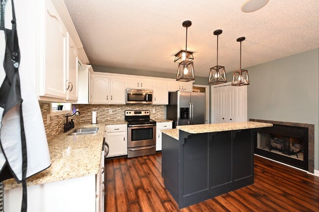 Building Photo - Show-Stopping Rental Home – A Rare Find wi...