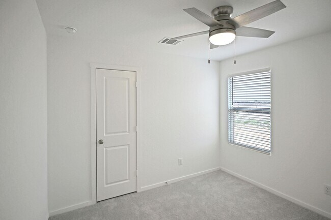 Building Photo - 2423 Shady Grv