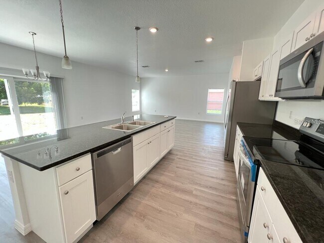 Building Photo - 407 Treemont Ave