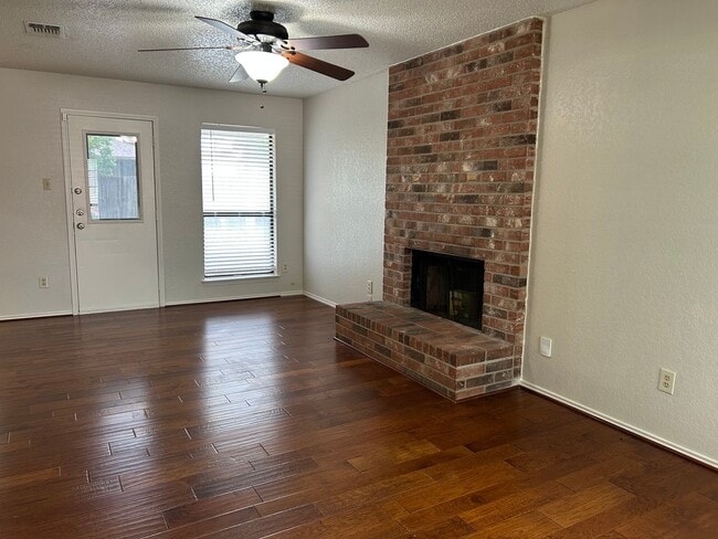 Building Photo - Beautiful 3 Bedroom, 2.5 Bathroom Townhome...