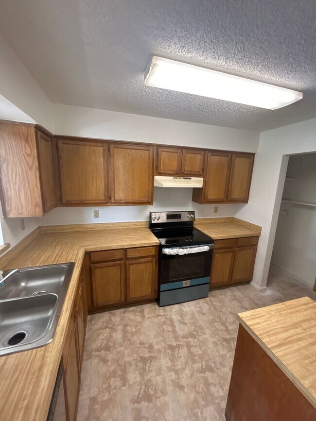 Building Photo - 5510 Brookview Ct