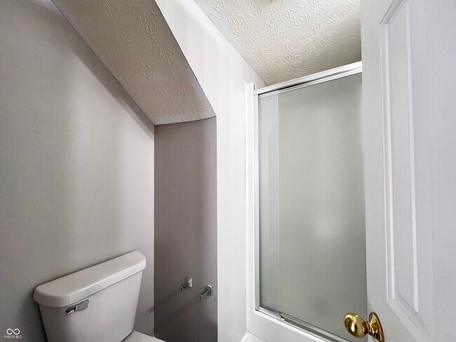 Building Photo - 713 Hollowood Ln