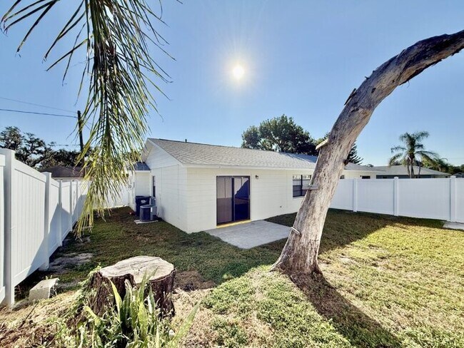 Building Photo - 5212 Peach Ave