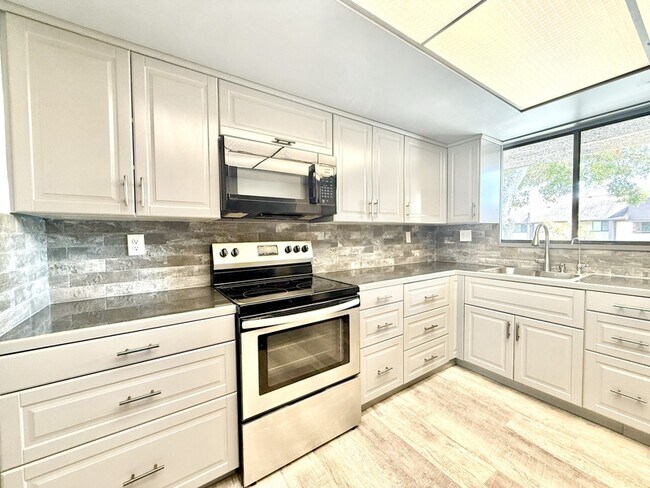 Building Photo - 785 S Village Dr