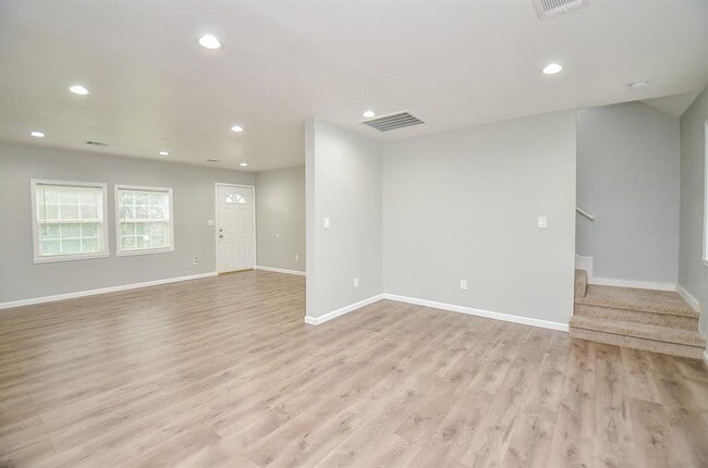 Building Photo - 2706 Sledge St