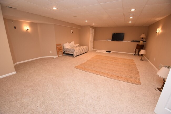 Building Photo - Home in Farmington Hills, 3 bedroom, 2 bath. Close to Notre Dame!