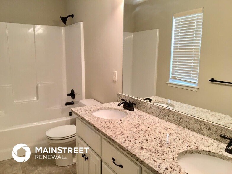 Building Photo - 516 S Poplar St