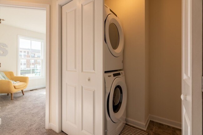 Building Photo - Blacksburg, 3BR / 2.5 BA, Available in August