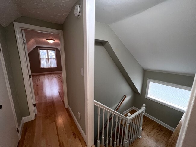 Building Photo - Welcoming Victorian with Modern Comforts *...