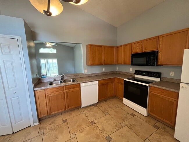 Building Photo - 2304 Hickory Pine St