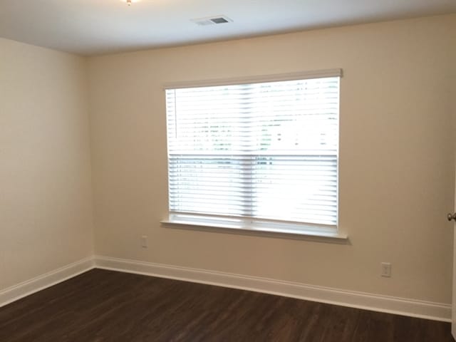 Building Photo - 215 Swan Dr