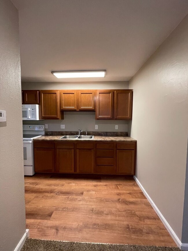 Building Photo - ABSOLUTELY ADORABLE! NEW BATHROOM! WASHER ...
