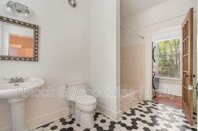 Building Photo - 1521 Seneca St