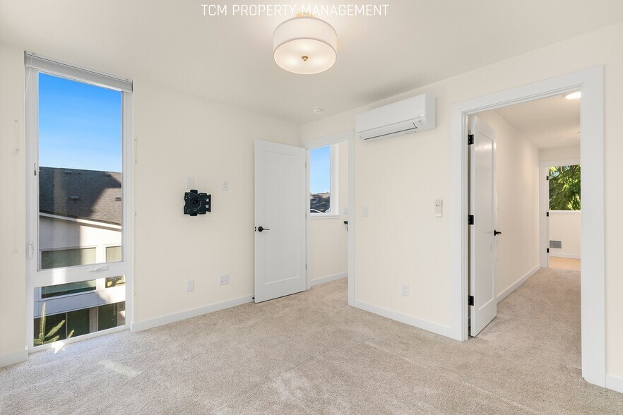 Building Photo - 2024E NE 85th St