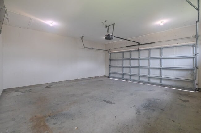 Building Photo - 2422 Cardinal Dr