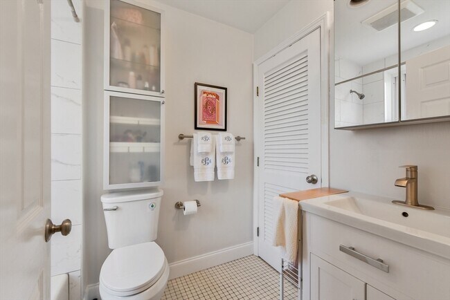 Building Photo - 219 W Newton St