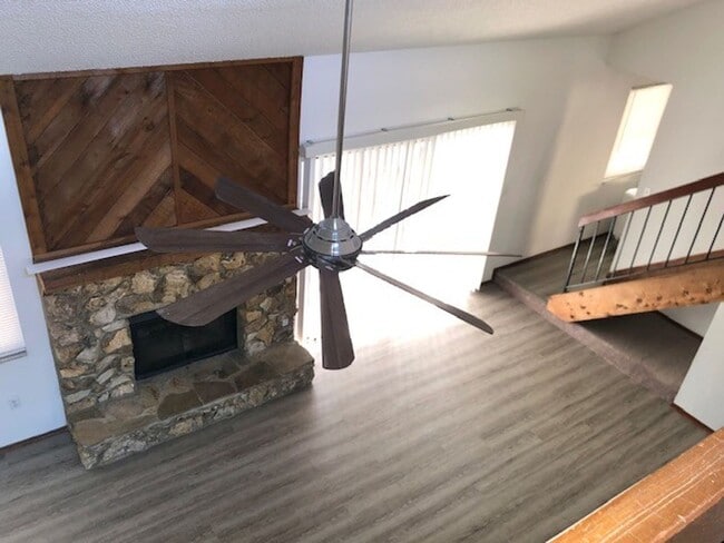 Building Photo - MOVE IN NOW! 4x3 Screened in pool home!!! ...