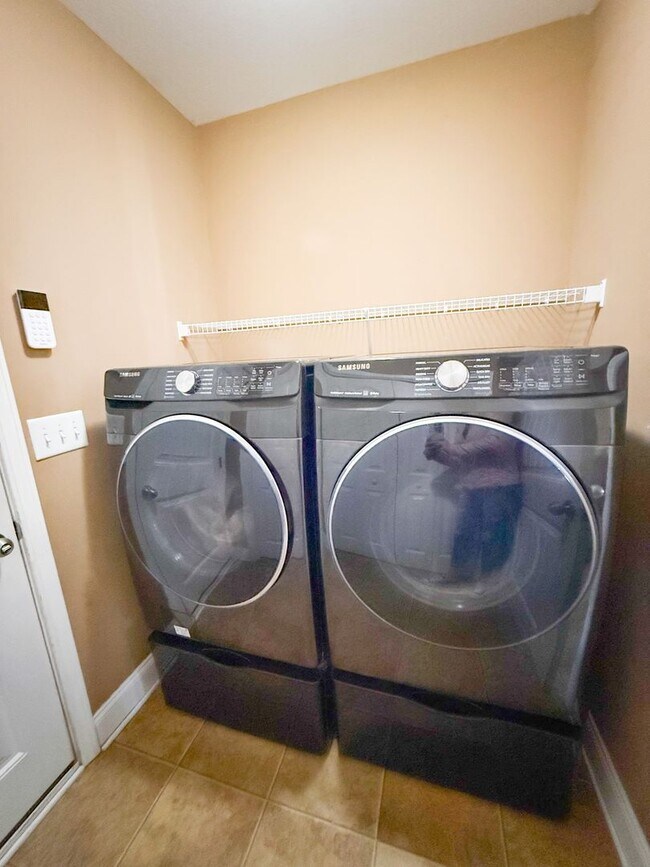 Building Photo - 3 Bedroom 2 Bathroom home! Large Fenced in Backyard!