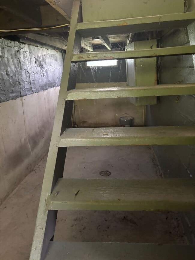 Building Photo - Section 8 welcome, 4bd 2 bath