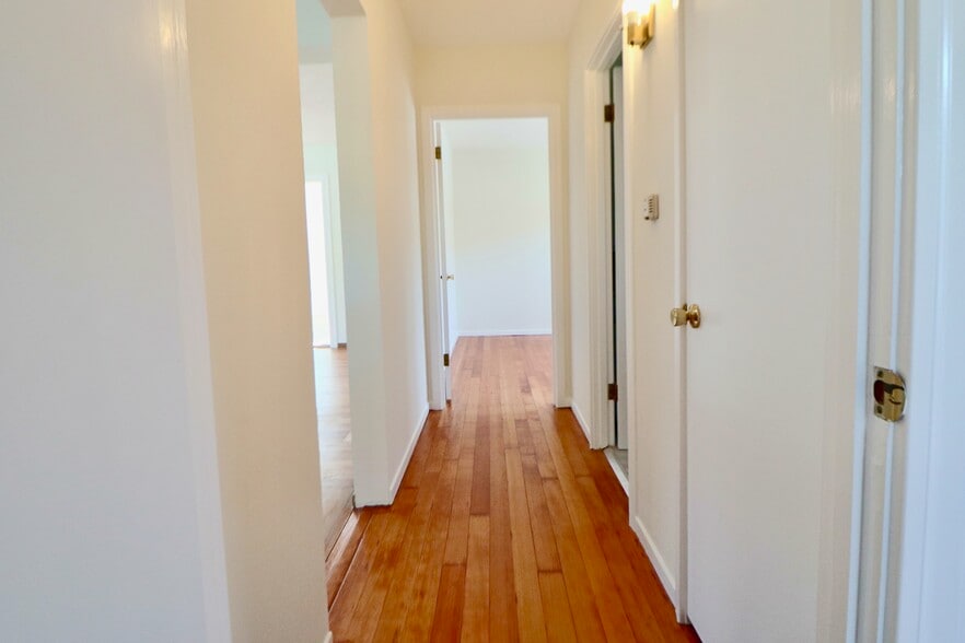 Hallway between rooms and bathroom - 129 Oakes Blvd