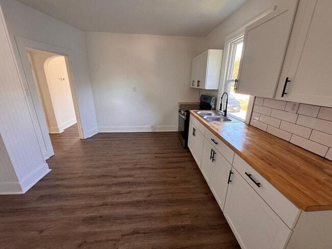 Building Photo - Spacious 2bed/1bath