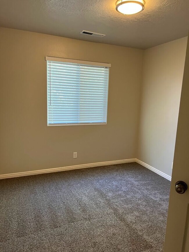 Building Photo - Newly Remodeled Throughout!