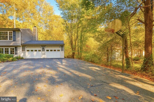 Building Photo - 9000 Marcellas Dr