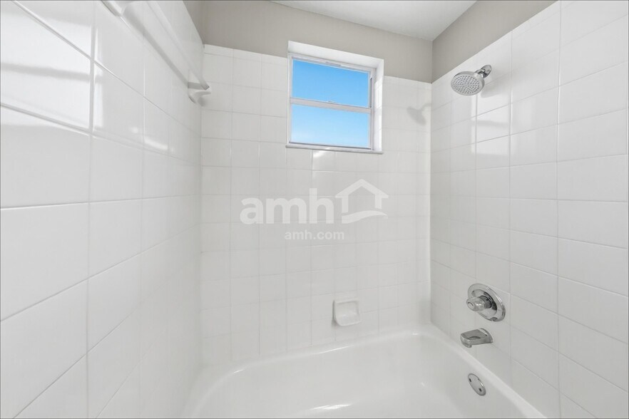 Building Photo - 24540 Laurel Ridge Dr