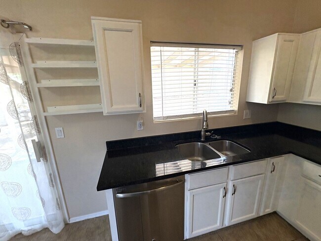 Building Photo - Move in ready east side rental