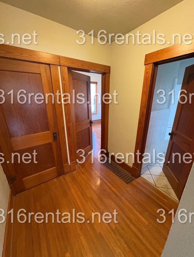 Building Photo - $995 - 3 bed 1 bath - Single Family Home