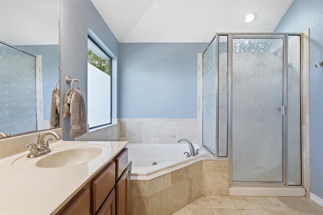 Building Photo - 104 Cowal Dr N