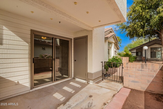 Building Photo - 2201 N Comanche Dr