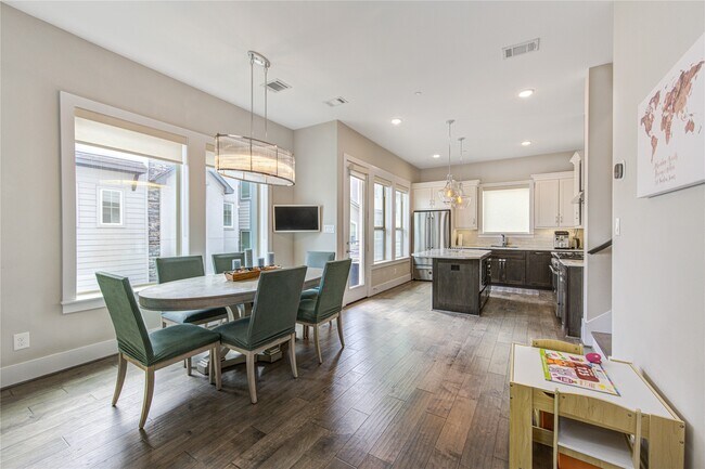 Building Photo - 2661 Fountain Key Blvd