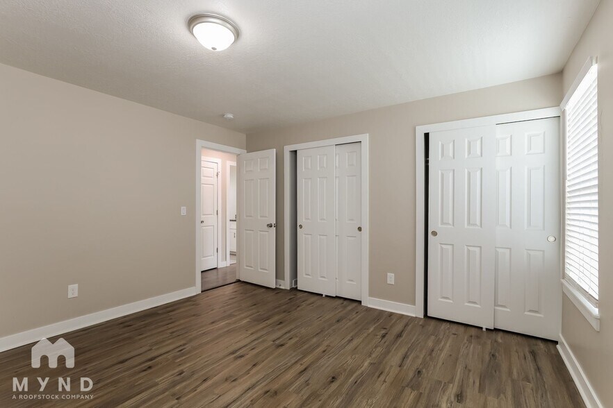 Building Photo - 4943 S Farah Dr