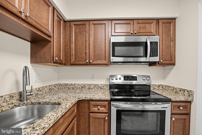 Building Photo - 2034 Lucas Ln