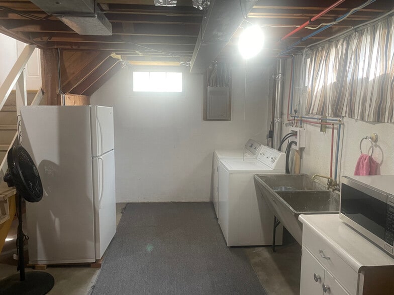 Building Photo - 778 4th Ave W