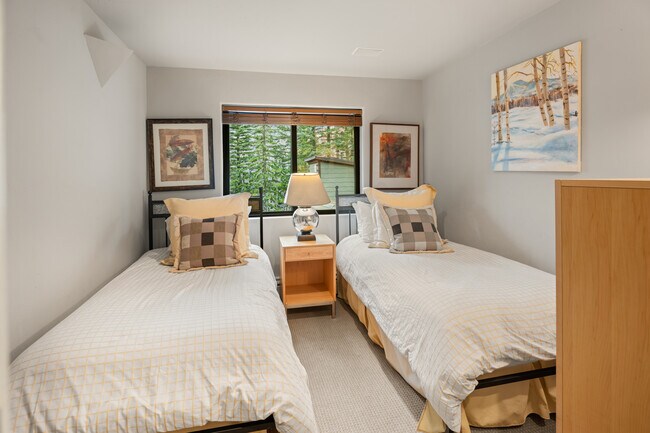 Building Photo - 650 S Monarch St