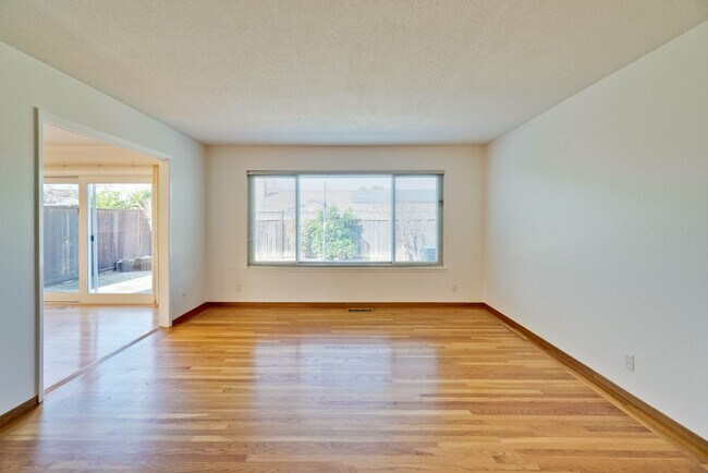 Building Photo - 5097 Forest Glen Dr